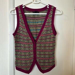 Sweater vest with buttons